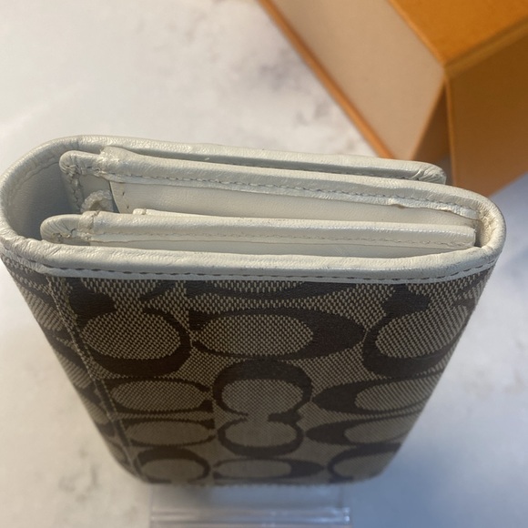 Coach Monogram Wallet in an Excellent Condition - Picture 5 of 11